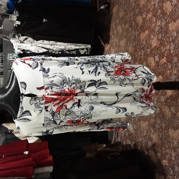 Long, opened sleeves shirt - Picture 3 of 3